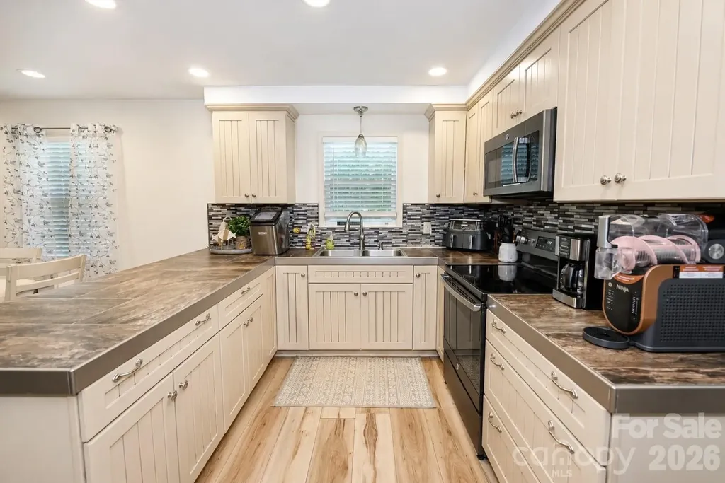 6208 Vandresser Point Hickory NC 28601