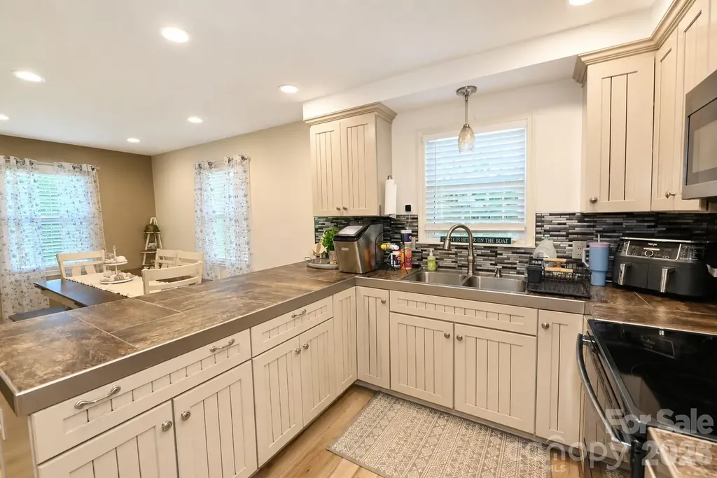 6208 Vandresser Point Hickory NC 28601