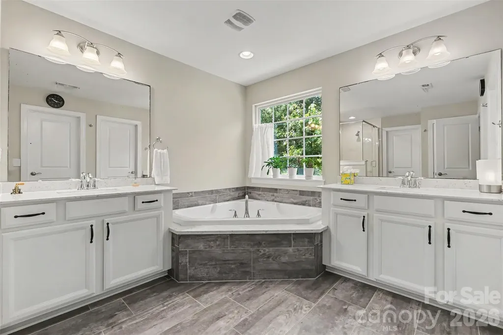 9014 Manor Oak Court Charlotte NC 28277