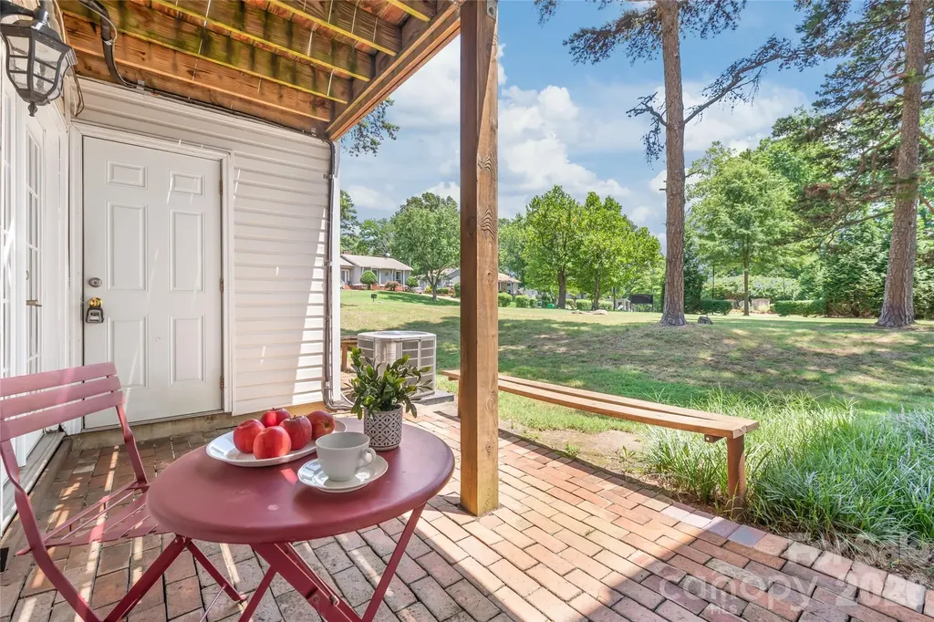 9156 Black Heath Circle Charlotte NC 28214
