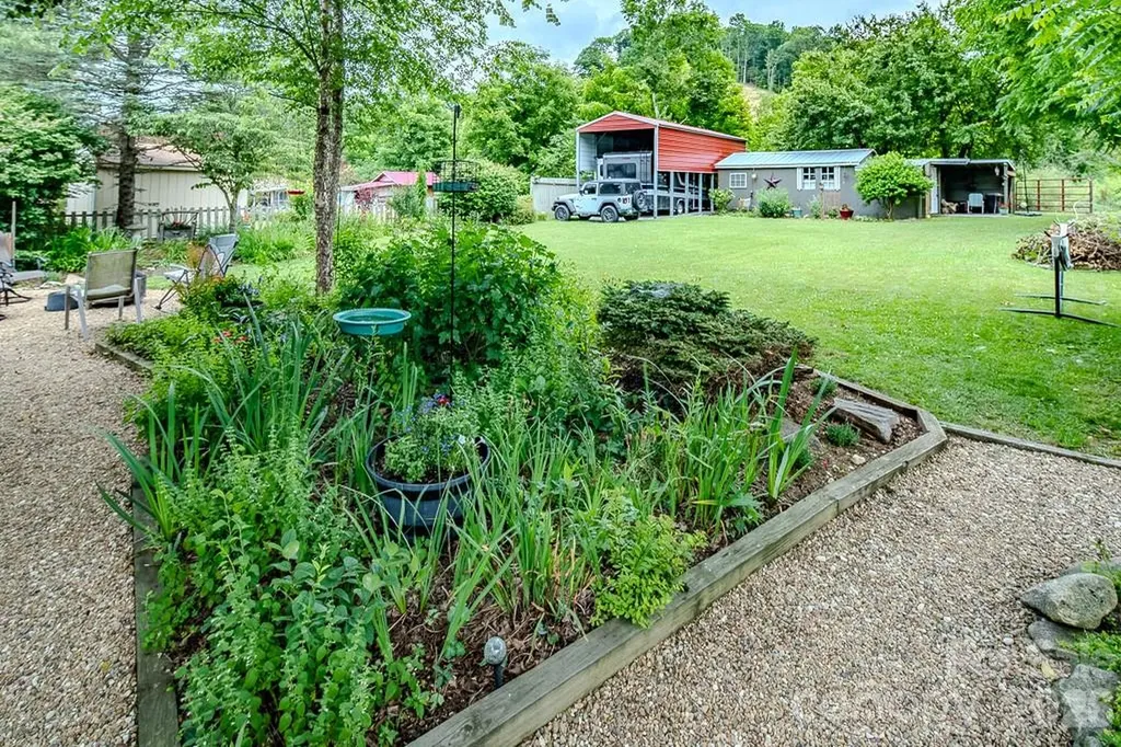 5950 N Us 19e Highway Newland NC 28657