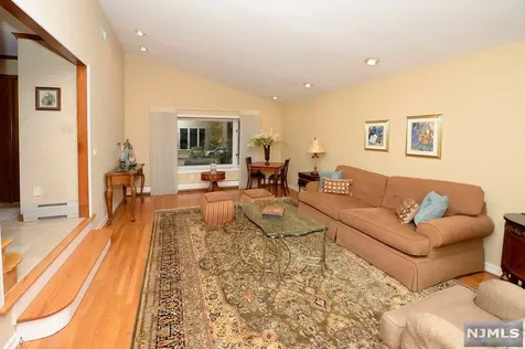 39 Gloria Drive Allendale NJ 07401