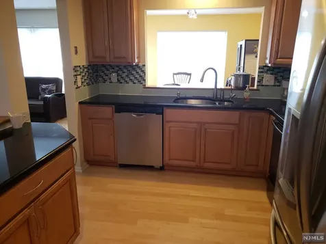 558 Ridge Lane Fort Lee NJ 07024
