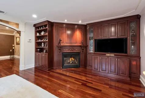 43 Cider Hill Upper Saddle River NJ 07458