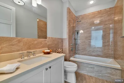 9 Somerset Lane Edgewater NJ 07020