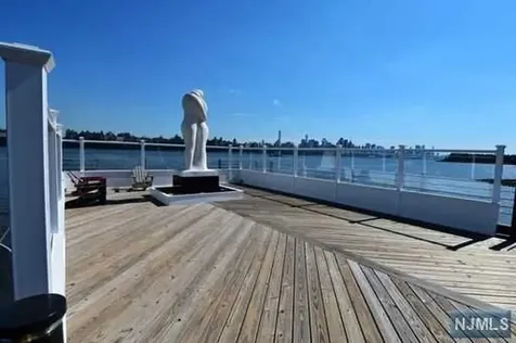9 Somerset Lane Edgewater NJ 07020