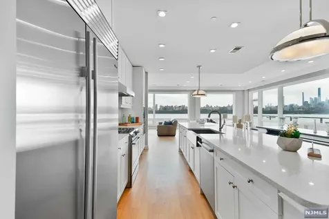9 Somerset Lane Edgewater NJ 07020