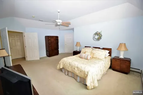 8 Meadow Lark Court Oakland NJ 07436