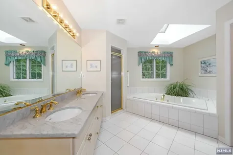 8 Meadow Lark Court Oakland NJ 07436