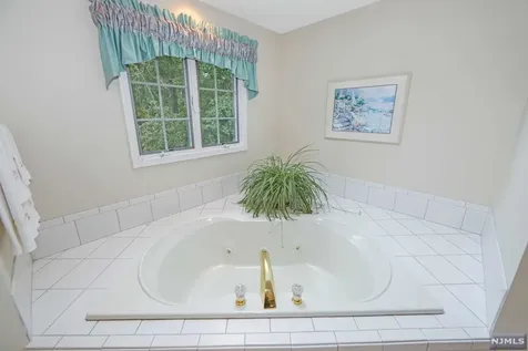 8 Meadow Lark Court Oakland NJ 07436