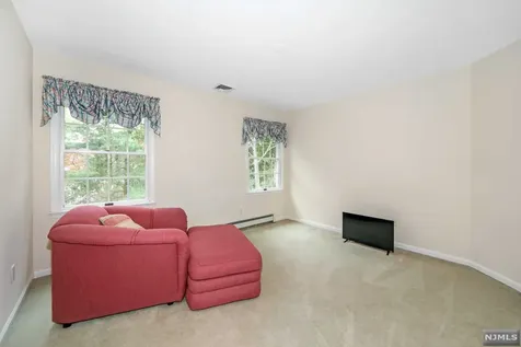 8 Meadow Lark Court Oakland NJ 07436