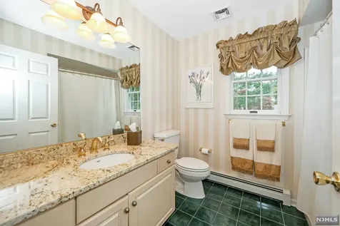 8 Meadow Lark Court Oakland NJ 07436