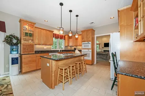 8 Meadow Lark Court Oakland NJ 07436