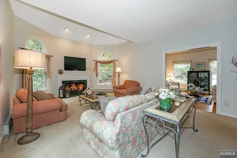 8 Meadow Lark Court Oakland NJ 07436