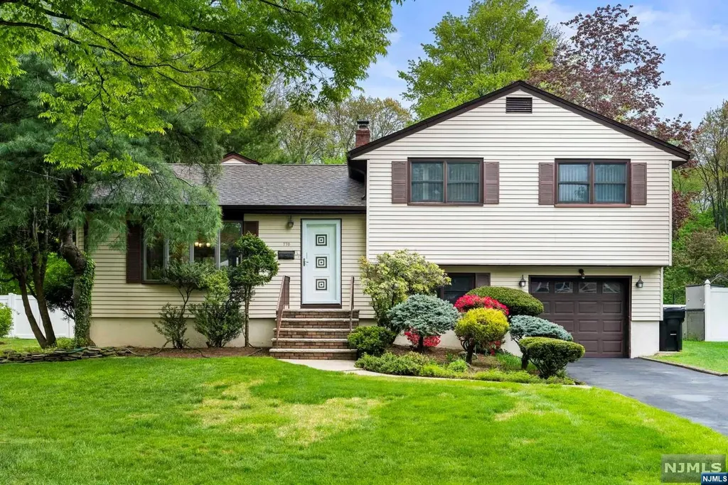 770 Wynetta Place Paramus NJ 07652
