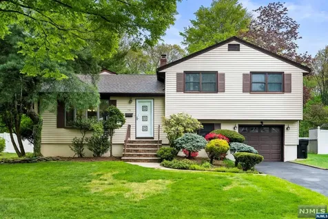 770 Wynetta Place Paramus NJ 07652