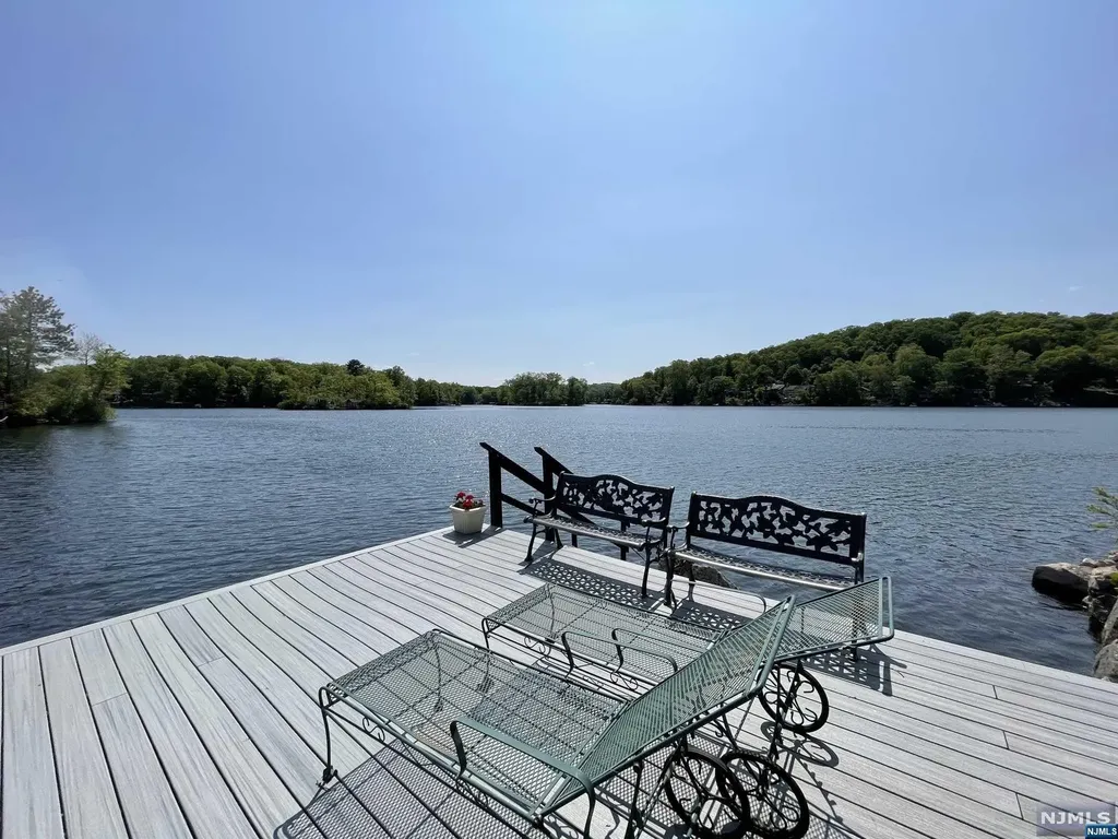 61 Leach Drive Bloomingdale NJ 07403