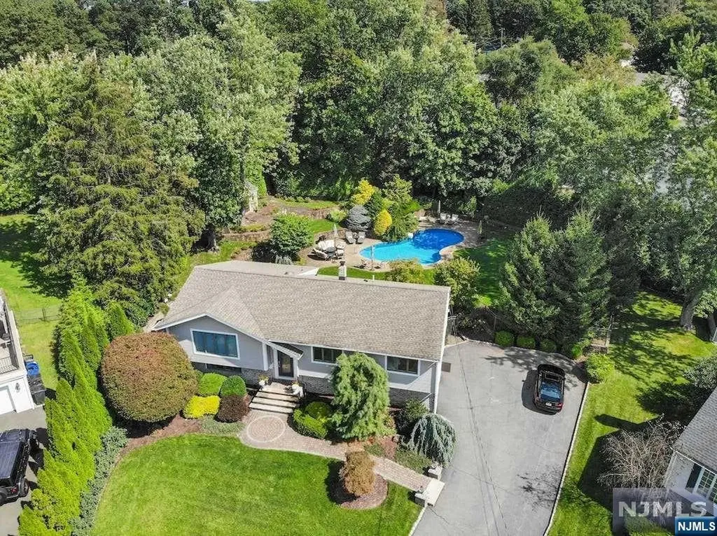 13 Kiowa Terrace Oakland NJ 07436