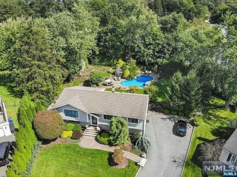13 Kiowa Terrace Oakland NJ 07436