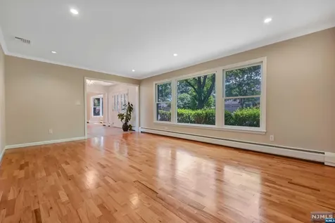 5 Skie Drive Paramus NJ 07652