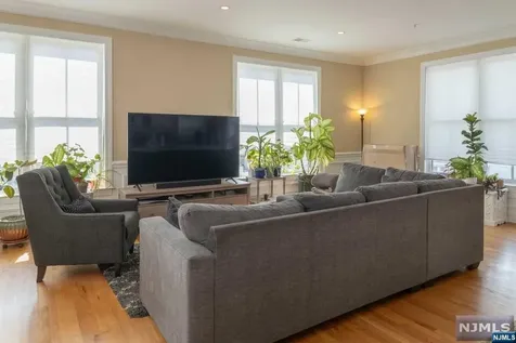 368 Paterson Avenue East Rutherford NJ 07073