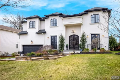 230 Diane Place Paramus NJ 07652