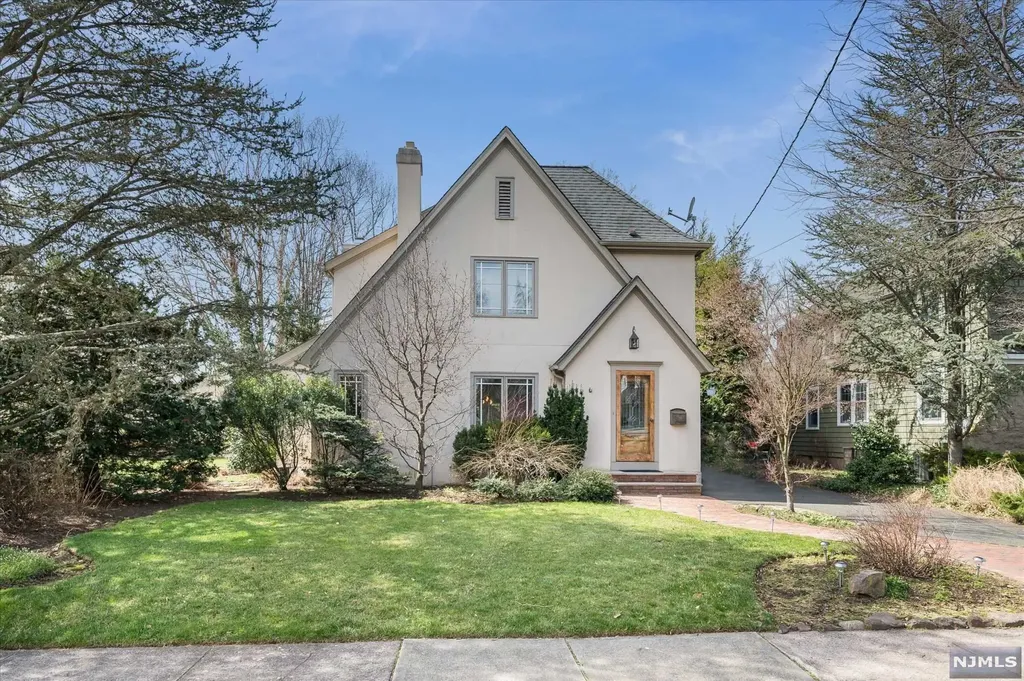 39 Fairlawn Street Ho-ho-kus NJ 07423