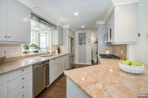 39 Fairlawn Street Ho-ho-kus NJ 07423