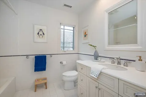 39 Fairlawn Street Ho-ho-kus NJ 07423