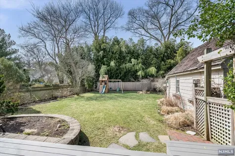 39 Fairlawn Street Ho-ho-kus NJ 07423
