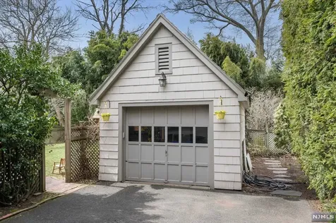 39 Fairlawn Street Ho-ho-kus NJ 07423
