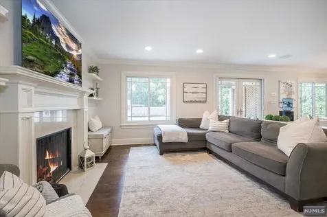 39 Fairlawn Street Ho-ho-kus NJ 07423