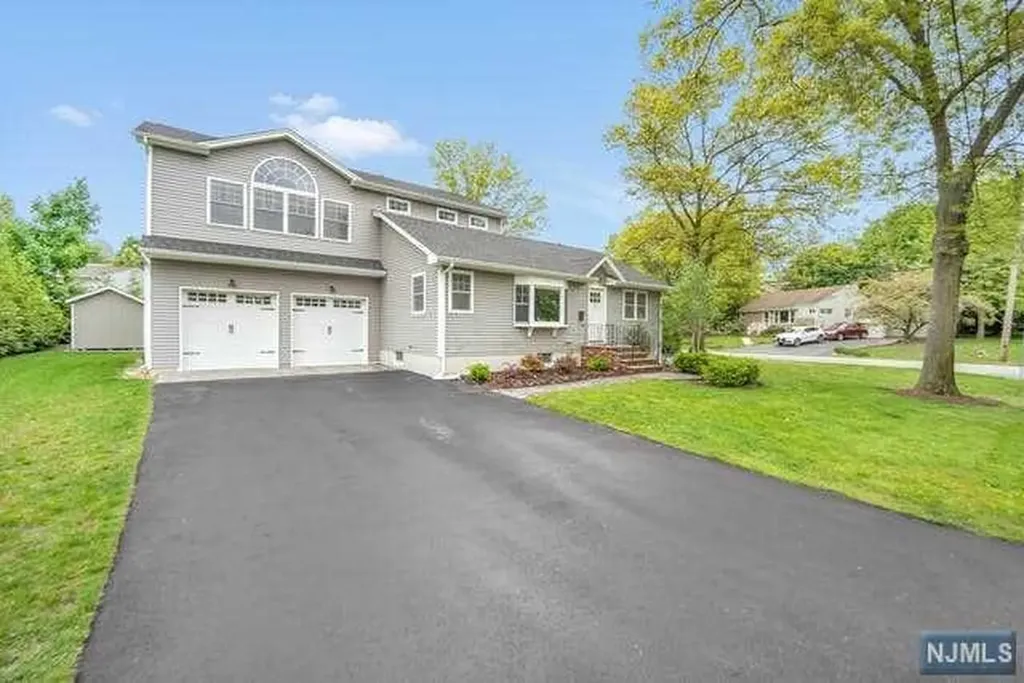 11 Dartmouth Way Oakland NJ 07436