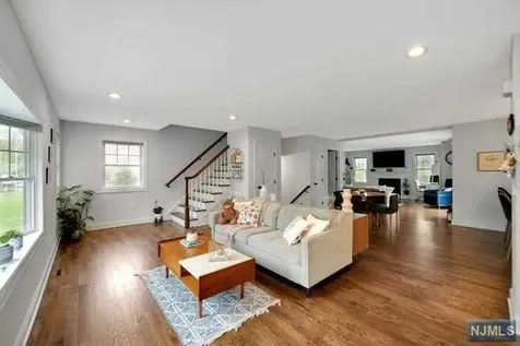 11 Dartmouth Way Oakland NJ 07436