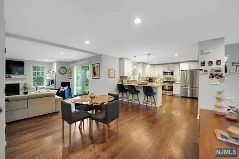 11 Dartmouth Way Oakland NJ 07436
