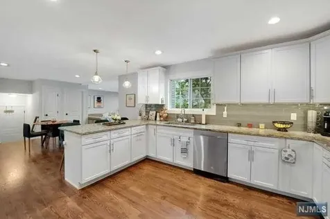 11 Dartmouth Way Oakland NJ 07436