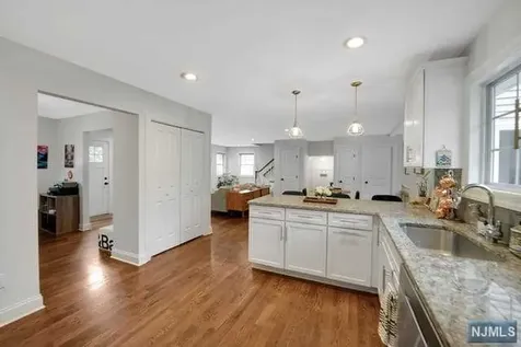 11 Dartmouth Way Oakland NJ 07436