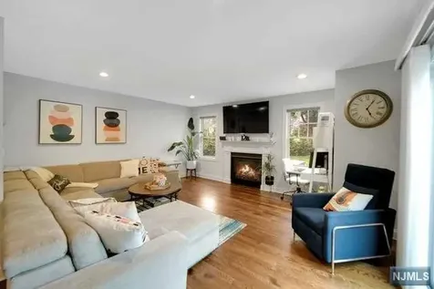11 Dartmouth Way Oakland NJ 07436