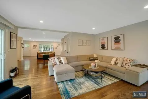 11 Dartmouth Way Oakland NJ 07436
