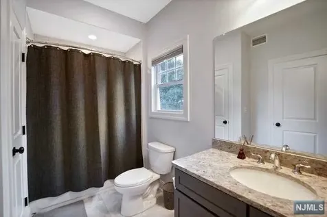 11 Dartmouth Way Oakland NJ 07436