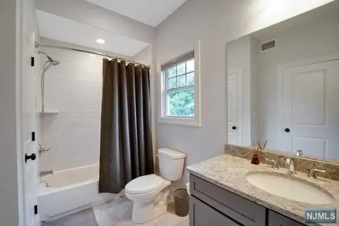 11 Dartmouth Way Oakland NJ 07436