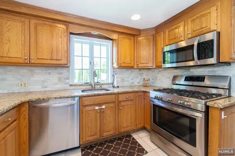29 Stuart Street Waldwick NJ 07463