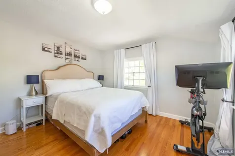 29 Stuart Street Waldwick NJ 07463