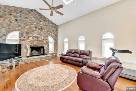 541 Clinton Road Paramus NJ 07652