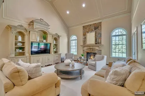 17 Hemlock Hill Road Upper Saddle River NJ 07458