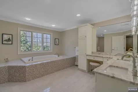 17 Hemlock Hill Road Upper Saddle River NJ 07458