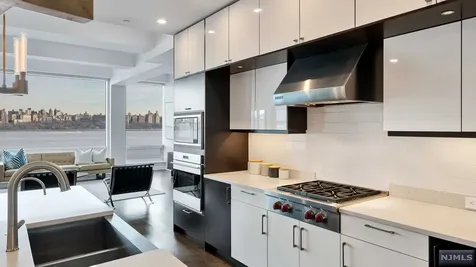 9 Somerset Lane Edgewater NJ 07020