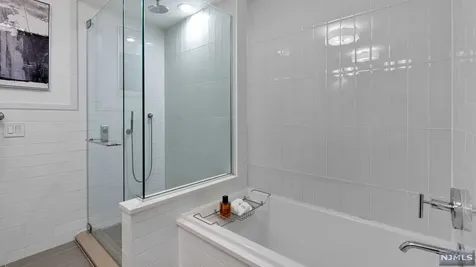 9 Somerset Lane Edgewater NJ 07020