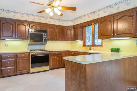544 Farview Court Wyckoff NJ 07481