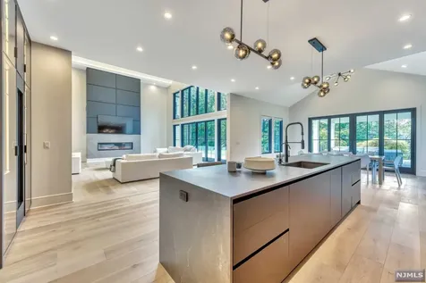 220 Mulberry Way Franklin Lakes NJ 07417